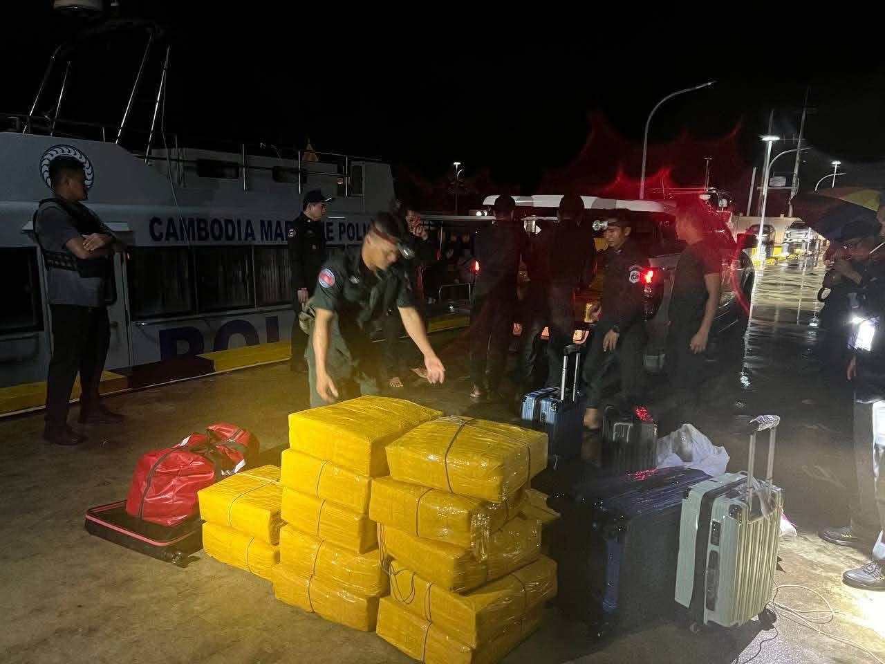 柬埔寨水警边防部门在西哈努克省竹岛(Koh Russey)开展突击行动,打击毒品…