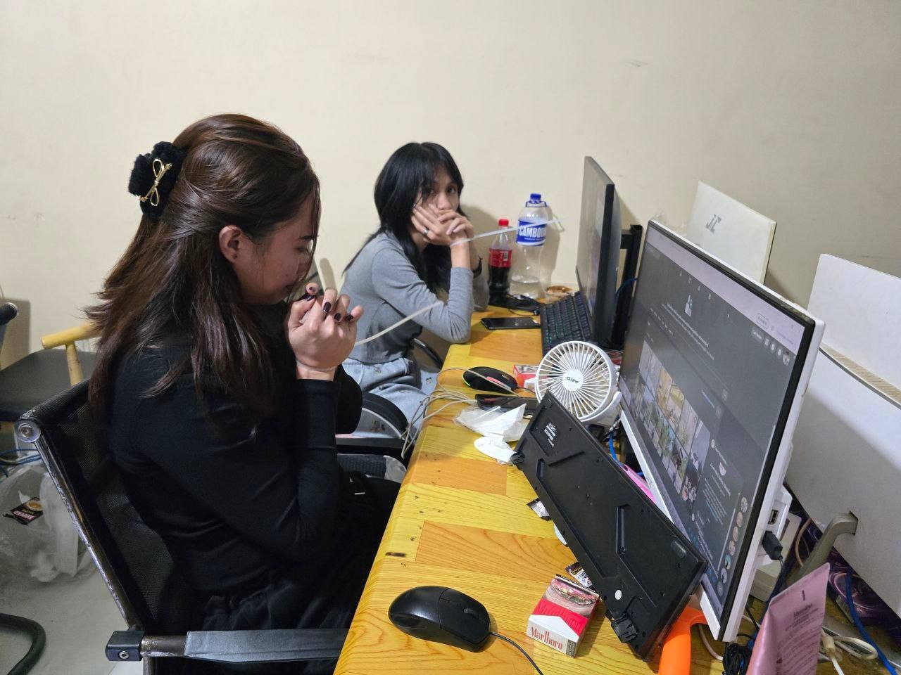 西哈努克省宪兵于9月22日晚在西哈努克市第2分区1号村一处排屋内查获一个涉嫌网络…
