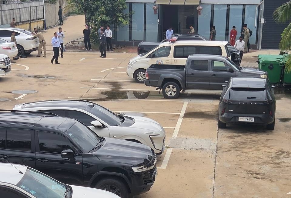 据网友爆料，昨日下午金边诺蒂斯酒店出现多名警察，带领今年4月抓获的涉电诈人员指认…
