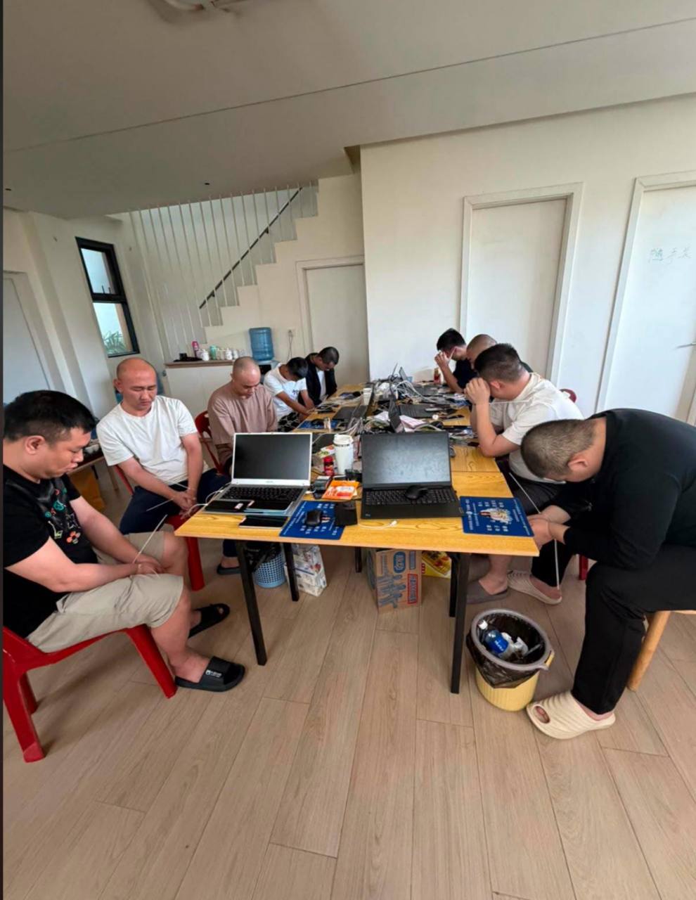 老挝公安部专项打击工作组于9月21日至22日在万象市西萨塔纳县开展行动，捣毁5处…