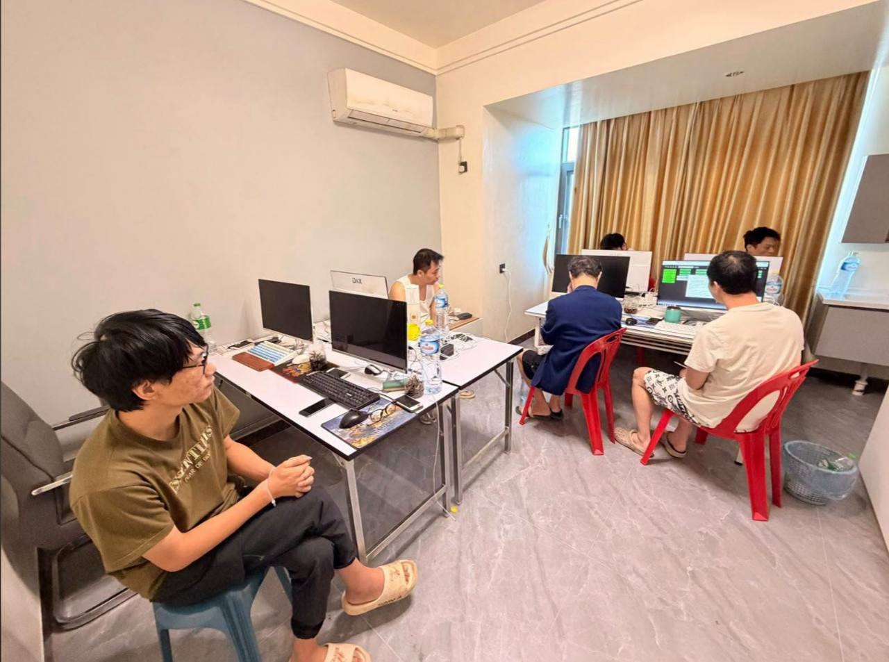 老挝公安部专项打击工作组于9月21日至22日在万象市西萨塔纳县开展行动，捣毁5处…