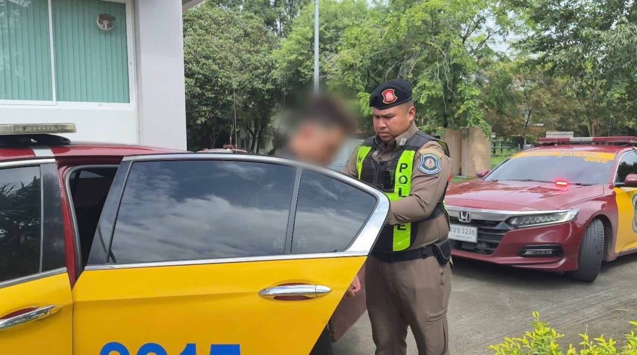 泰国高速公路警察在春武里府博通县一处加油站截获两辆涉嫌运送非法入境人员的车辆，抓…