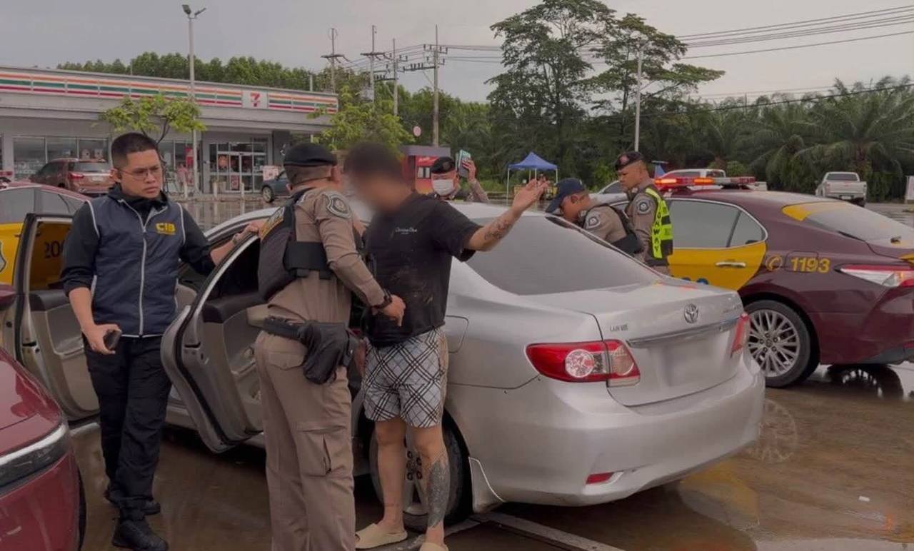 泰国高速公路警察在春武里府博通县一处加油站截获两辆涉嫌运送非法入境人员的车辆，抓…