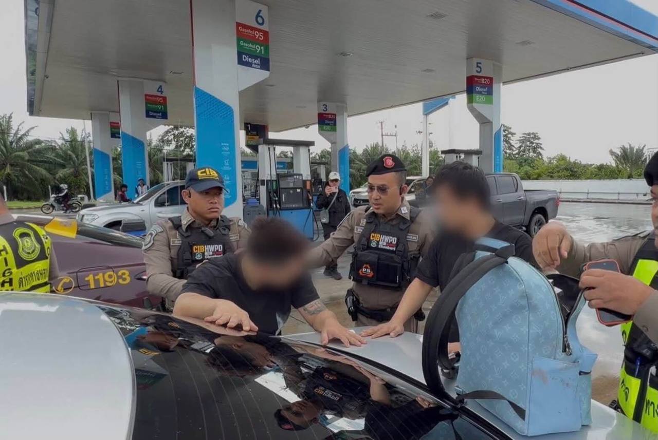 泰国高速公路警察在春武里府博通县一处加油站截获两辆涉嫌运送非法入境人员的车辆，抓…