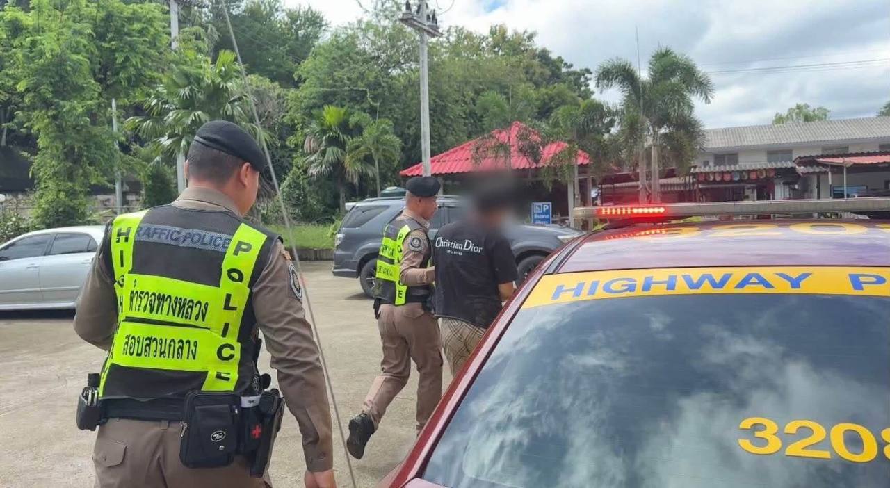 泰国高速公路警察在春武里府博通县一处加油站截获两辆涉嫌运送非法入境人员的车辆，抓…