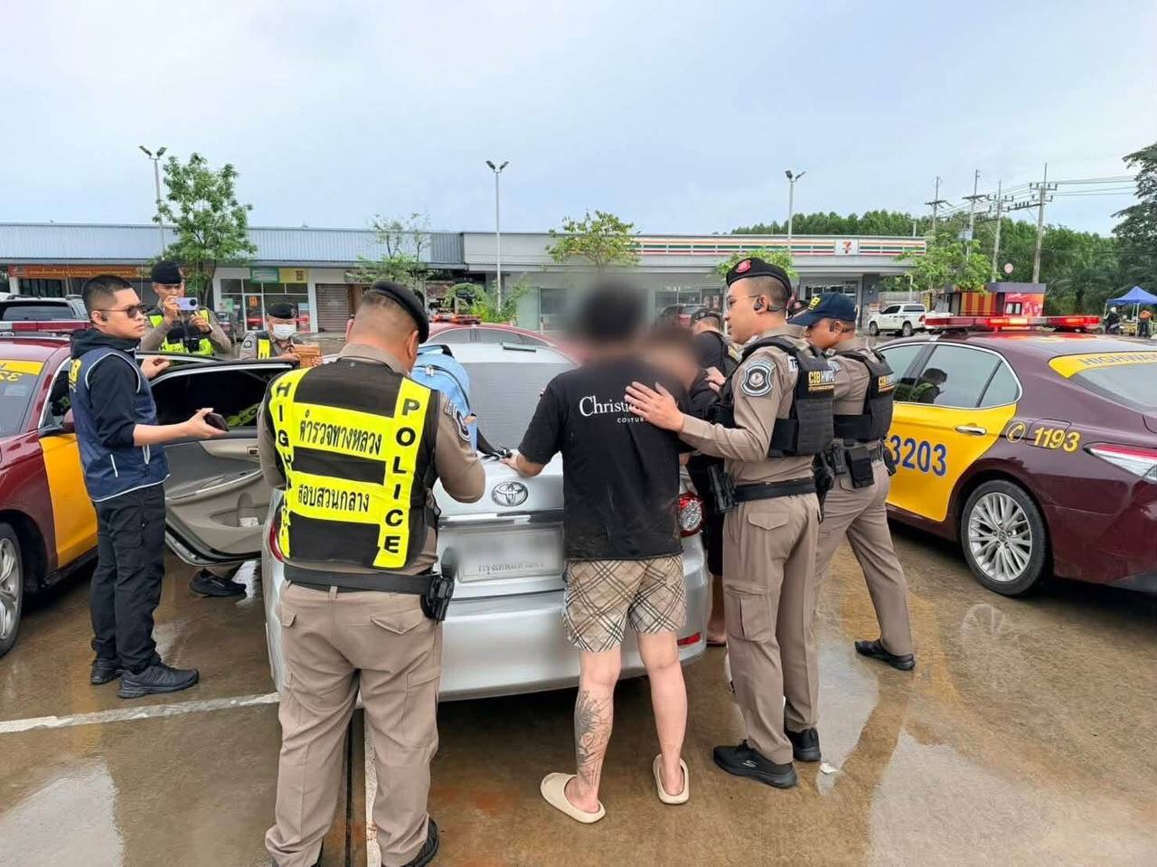 泰国高速公路警察在春武里府博通县一处加油站截获两辆涉嫌运送非法入境人员的车辆，抓…