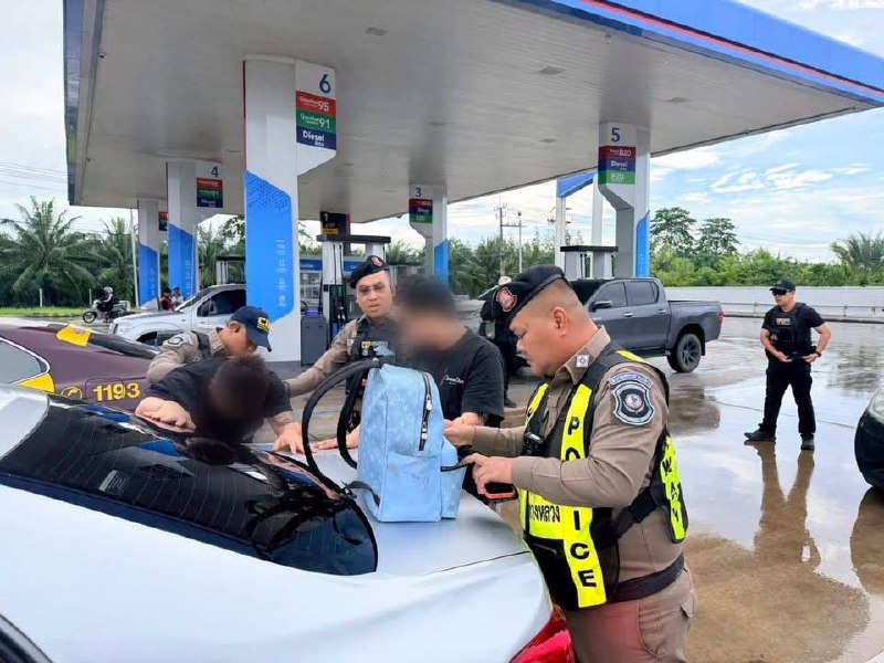 泰国高速公路警察在春武里府博通县一处加油站截获两辆涉嫌运送非法入境人员的车辆，抓…