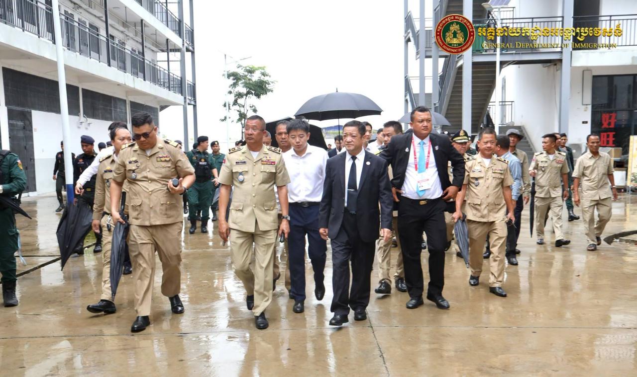 柬埔寨移民总局代表凯萨林与调查和程序执行局局长尤萨伦陪同中国公安部副部长杨维林率…