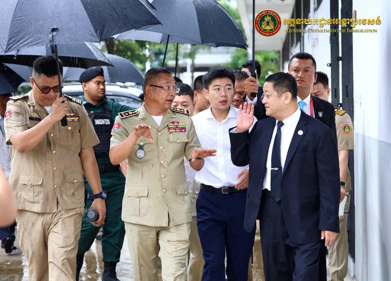柬埔寨移民总局代表凯萨林与调查和程序执行局局长尤萨伦陪同中国公安部副部长杨维林率…
