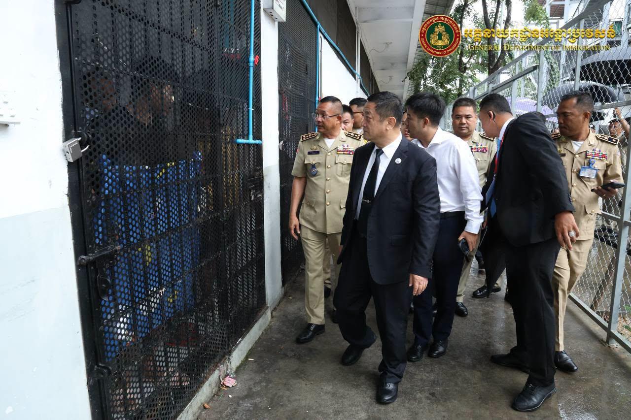 柬埔寨移民总局代表凯萨林与调查和程序执行局局长尤萨伦陪同中国公安部副部长杨维林率…