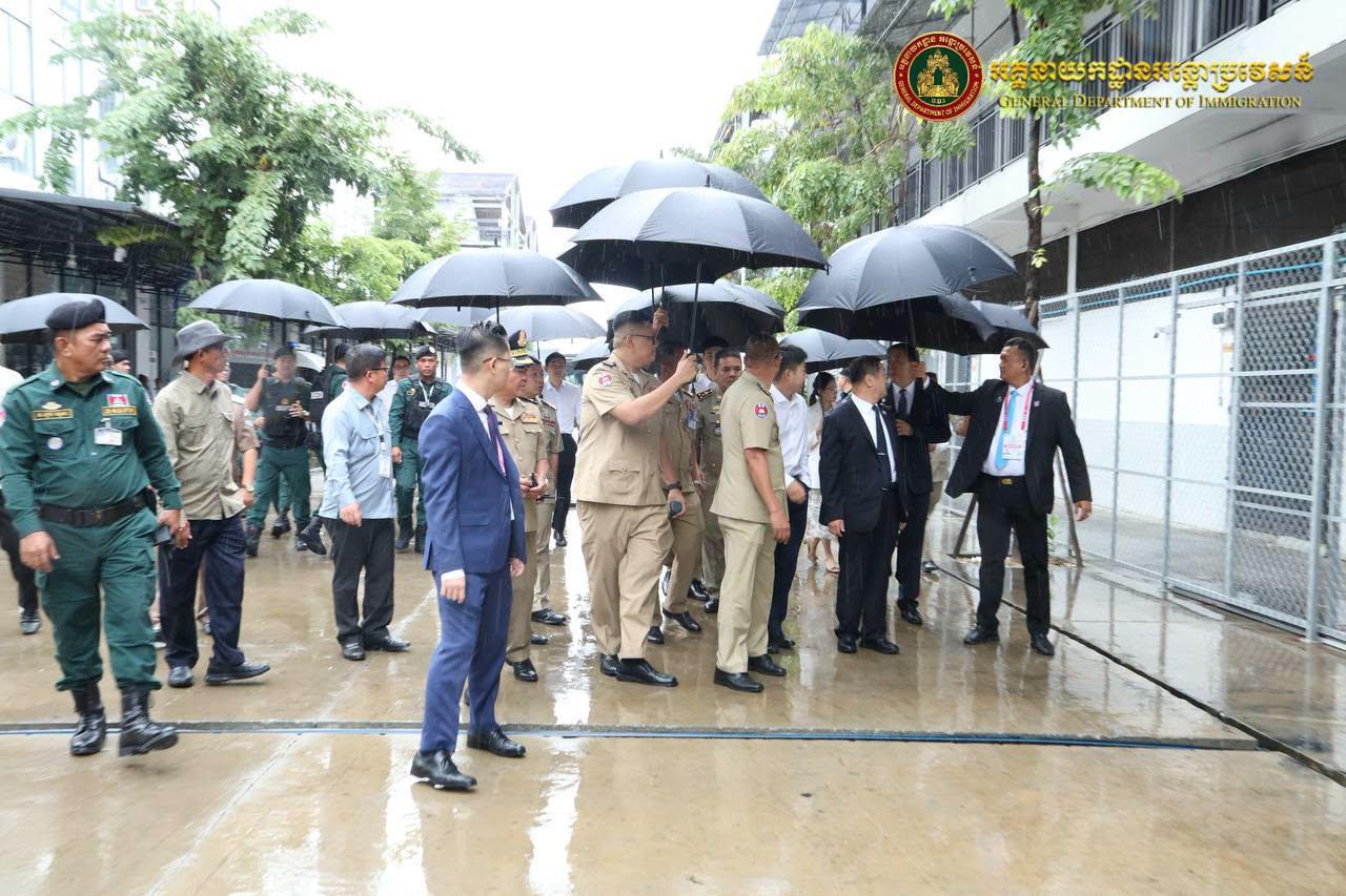 柬埔寨移民总局代表凯萨林与调查和程序执行局局长尤萨伦陪同中国公安部副部长杨维林率…