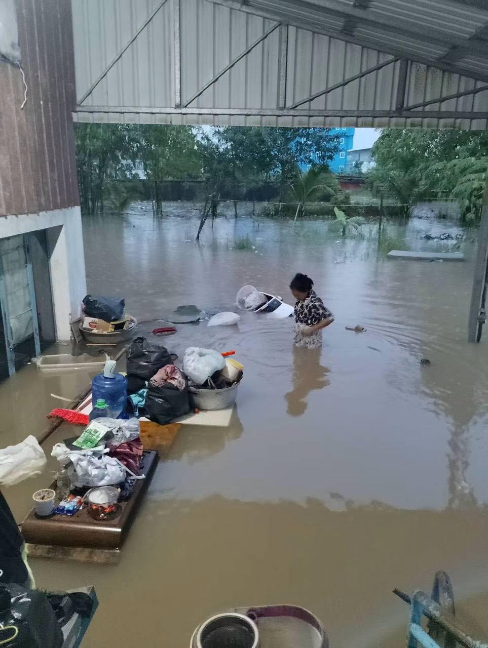 受热带气旋影响,柬埔寨多地出现强降雨天气。今早西港部分地区道路出现积水。柬水利气…