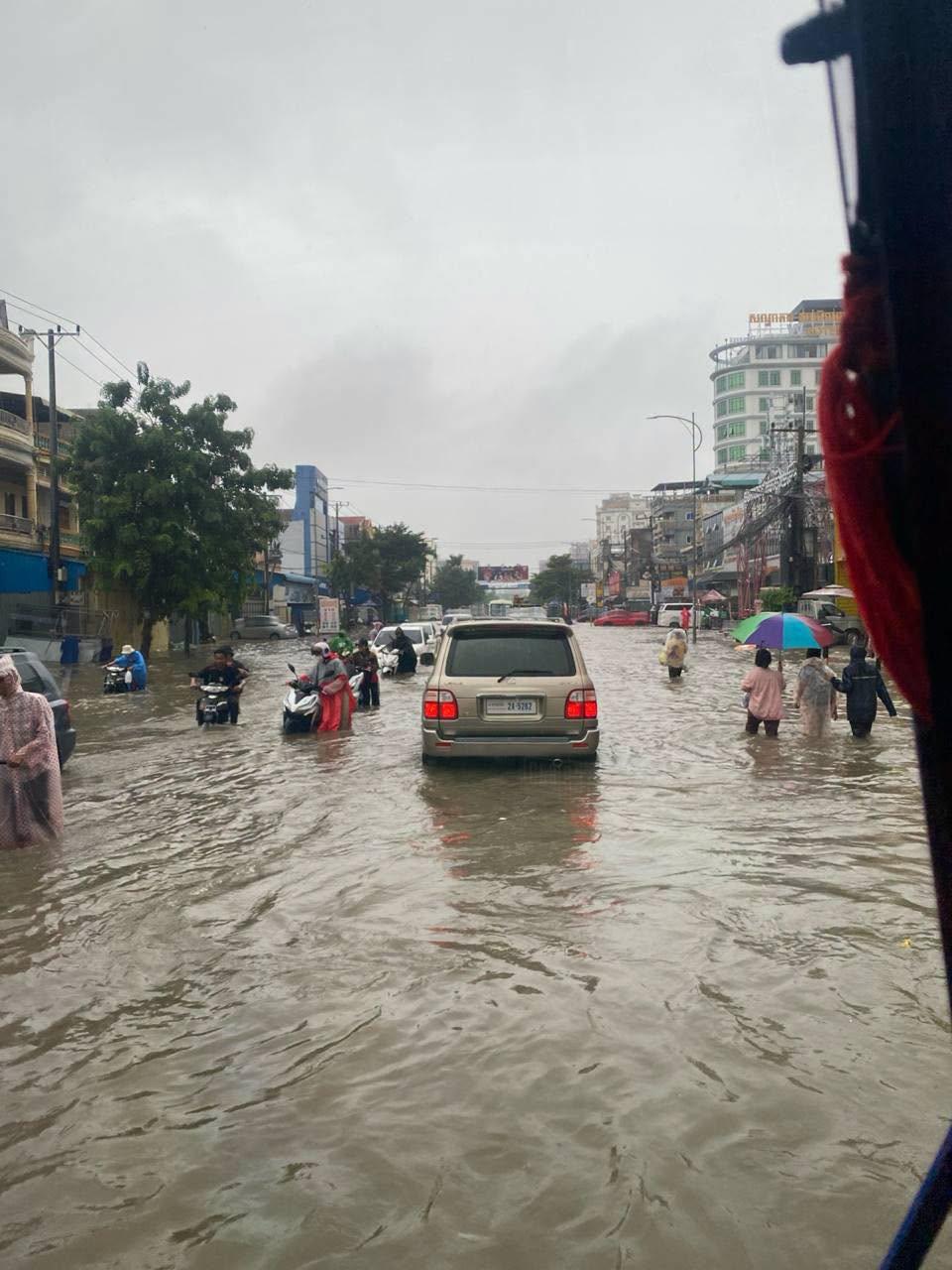 受热带气旋影响,柬埔寨多地出现强降雨天气。今早西港部分地区道路出现积水。柬水利气…
