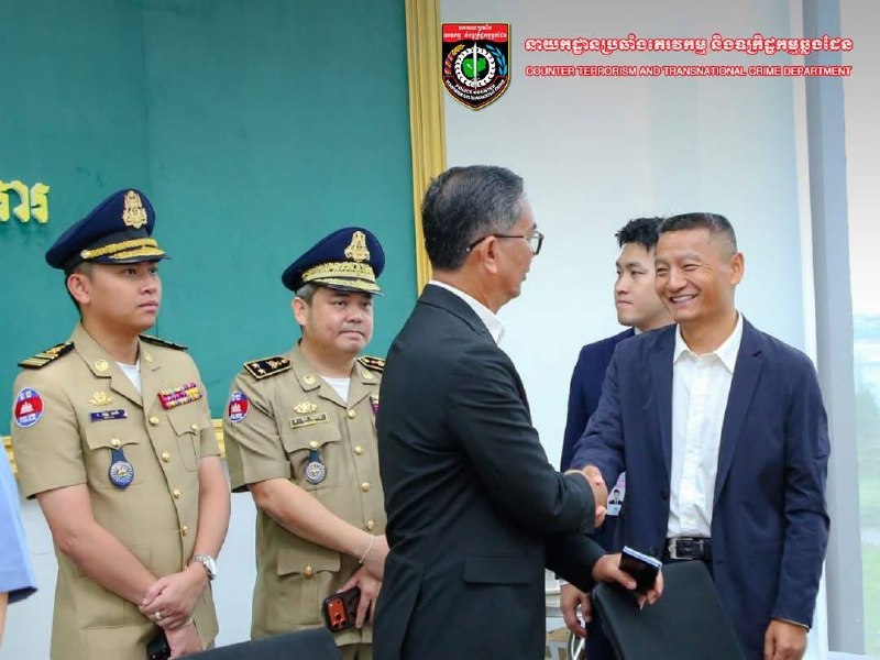 兰湄执法与安全合作中心秘书长游小文在该中心秘书处负责人、柬埔寨反恐与跨国犯罪局局…