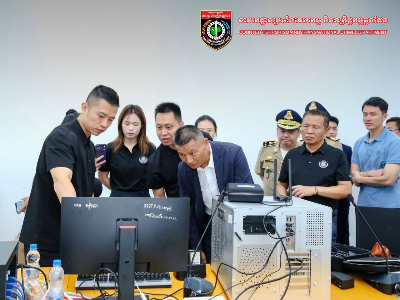 兰湄执法与安全合作中心秘书长游小文在该中心秘书处负责人、柬埔寨反恐与跨国犯罪局局…