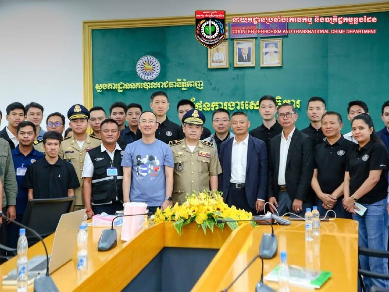 兰湄执法与安全合作中心秘书长游小文在该中心秘书处负责人、柬埔寨反恐与跨国犯罪局局…