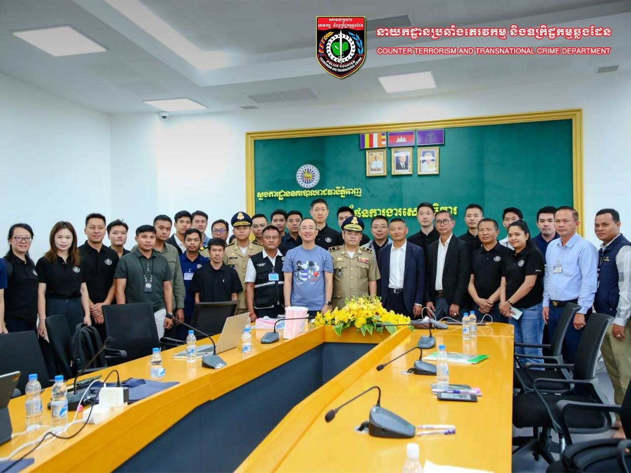 兰湄执法与安全合作中心秘书长游小文在该中心秘书处负责人、柬埔寨反恐与跨国犯罪局局…
