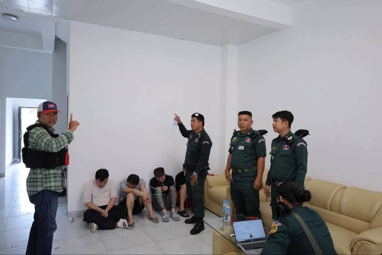 柬埔寨柴桢省巴维市当局突击检查一处窝点，抓获4人，缴获一批非法诈骗设备。