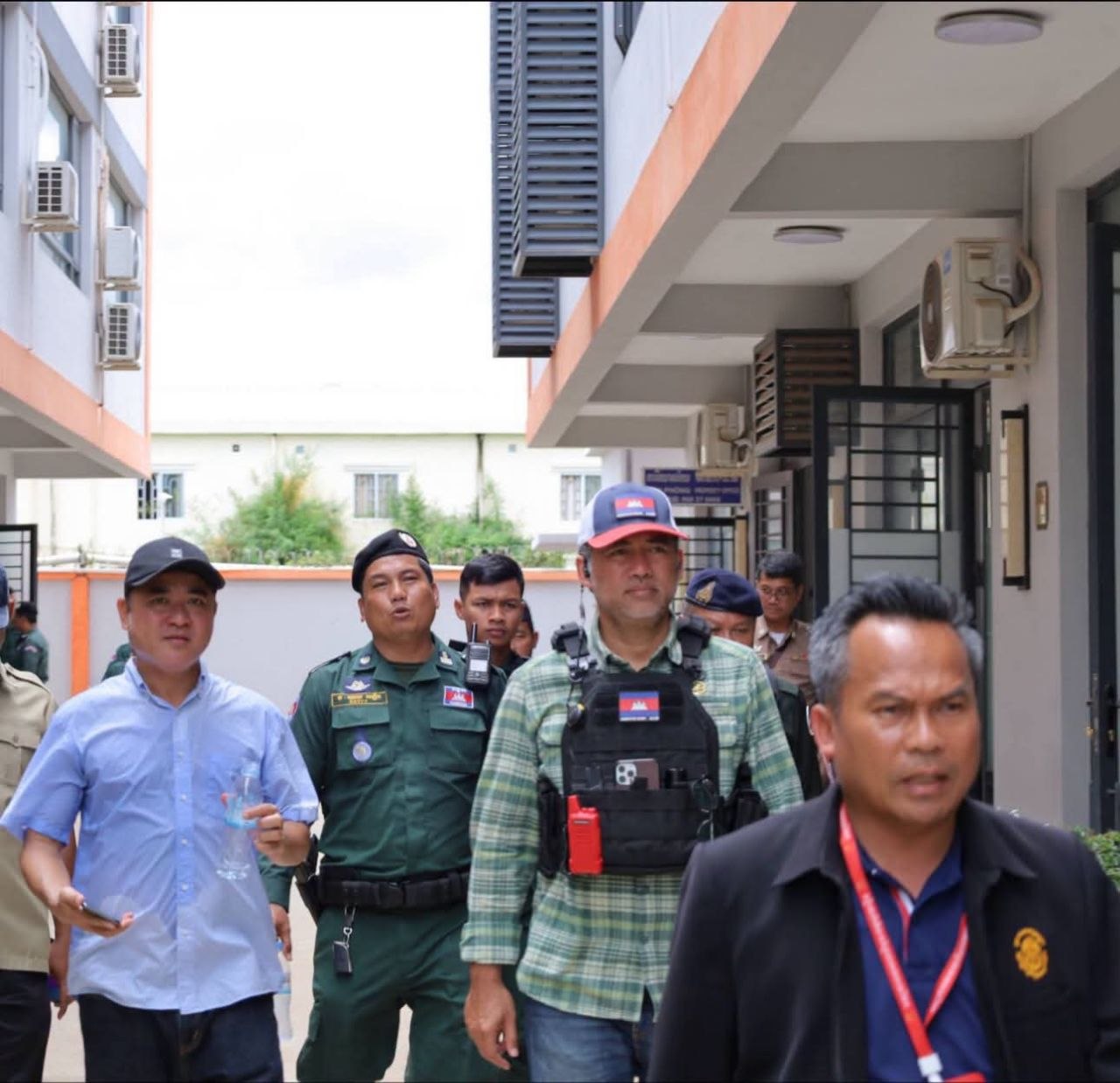 柬埔寨柴桢省巴维市当局突击检查一处窝点，抓获4人，缴获一批非法诈骗设备。