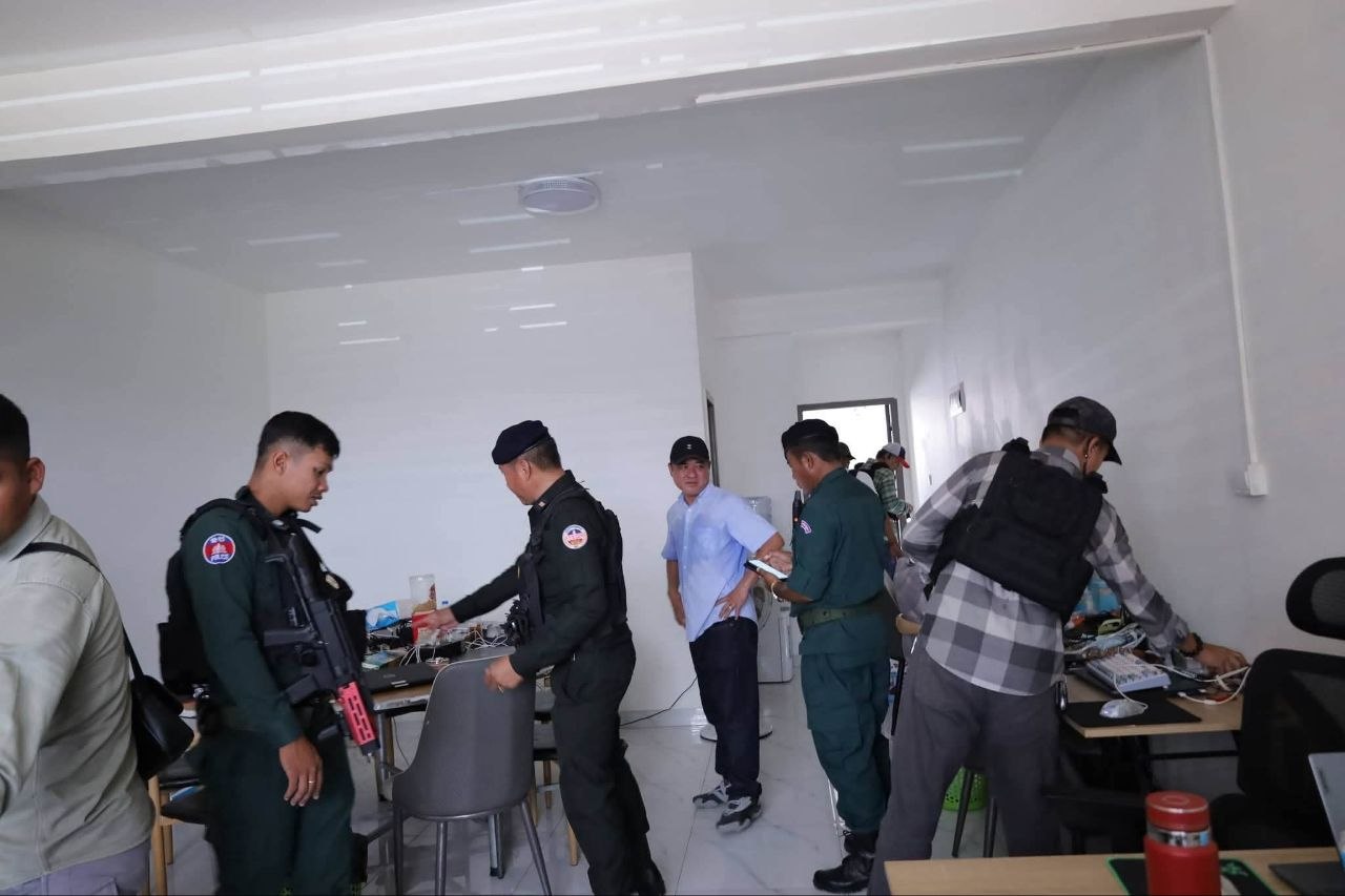 柬埔寨柴桢省巴维市当局突击检查一处窝点，抓获4人，缴获一批非法诈骗设备。