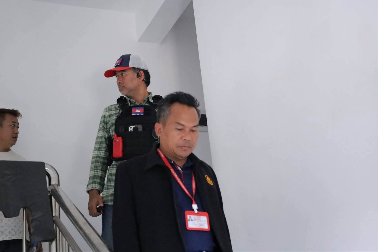 柬埔寨柴桢省巴维市当局突击检查一处窝点，抓获4人，缴获一批非法诈骗设备。