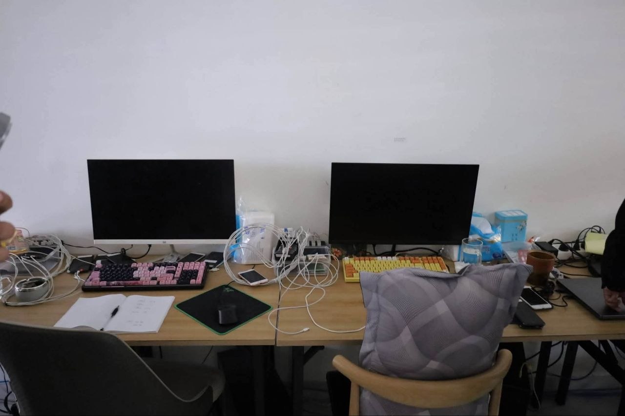 柬埔寨柴桢省巴维市当局突击检查一处窝点，抓获4人，缴获一批非法诈骗设备。