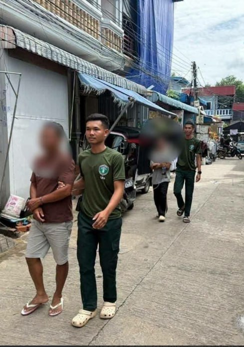 9月23日10时40分,卜迭棉芷省波贝警方在奥彻罗分区边境水沟附近逮捕两名涉嫌组…