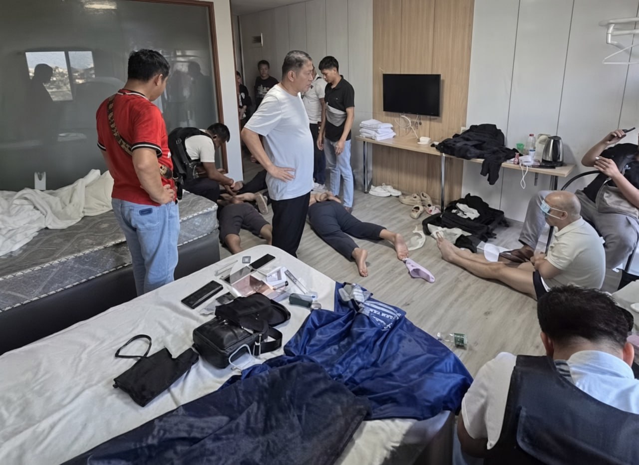 老挝万象市公安部门通报,4名中国籍嫌疑人因涉嫌多起入室盗窃保险柜案件被抓获。该团…