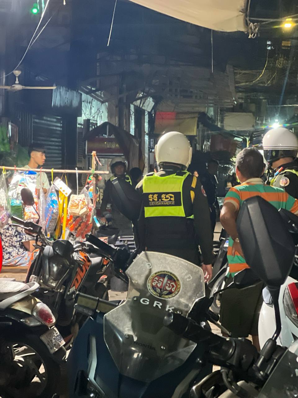 据网友投稿,大批武警正包围位于金边玛卡拉区乌亚西一带索哈克路上的一处出租房,现场…