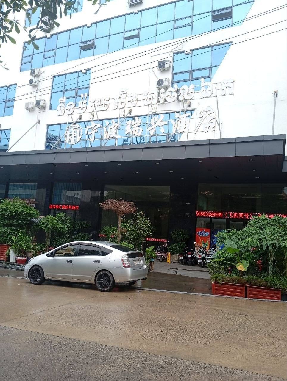 一名越南籍女子在西哈努克市一家酒店内疑似被一名中国人控制，面临被转卖至缅甸的危险…