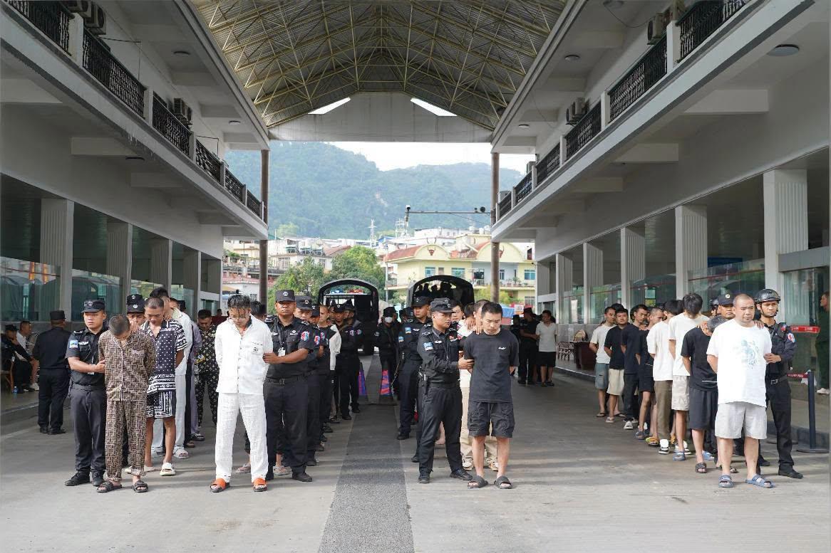 依据中缅双边司法警务合作协议,佤邦司法委与中方执法部门近日在云南孟连勐阿口岸完成…
