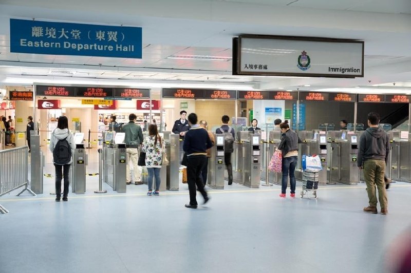 针对近期网络热议的“持港澳通行证入境香港后能否用护照从香港飞第三国”问题,有业内…