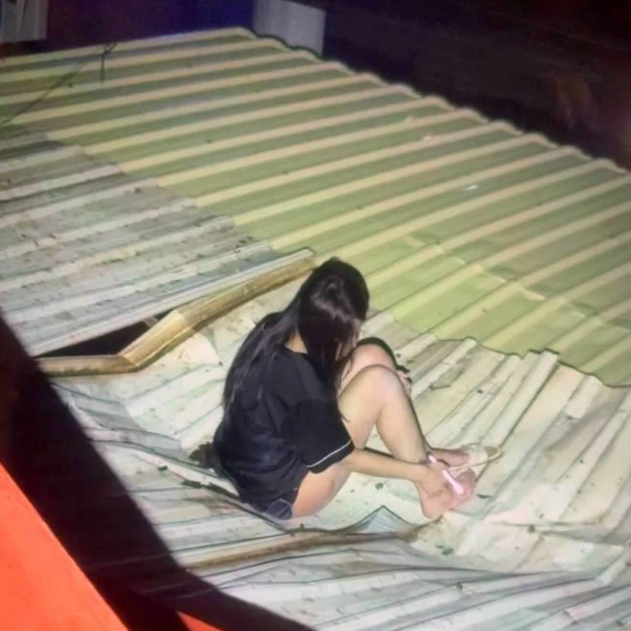西港凌晨发生一起坠楼事件,一名女子疑从一栋大楼8楼坠落,砸中一处民房的锌板铁皮屋…