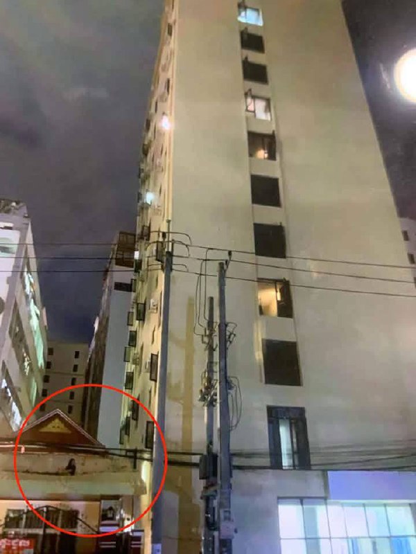 西港凌晨发生一起坠楼事件,一名女子疑从一栋大楼8楼坠落,砸中一处民房的锌板铁皮屋…
