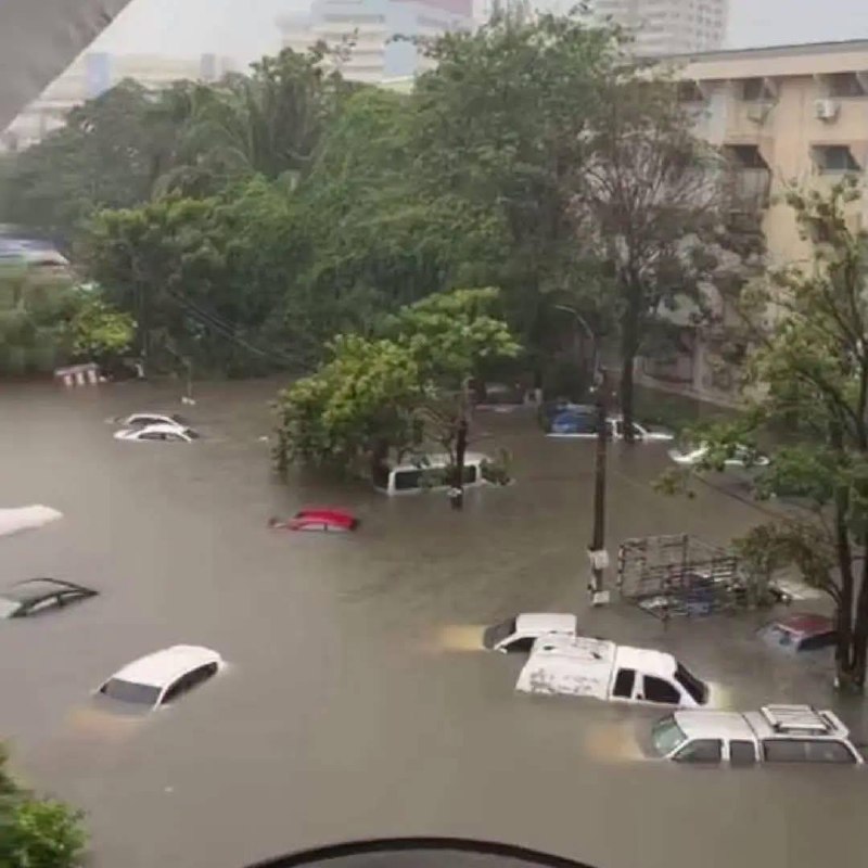 曼谷遭遇强降雨引发严重内涝。据曼谷市政府防灾减灾指挥部消息,市长差察·西迪汶于当…