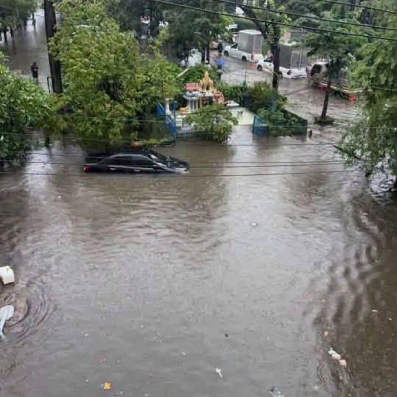 曼谷遭遇强降雨引发严重内涝。据曼谷市政府防灾减灾指挥部消息,市长差察·西迪汶于当…