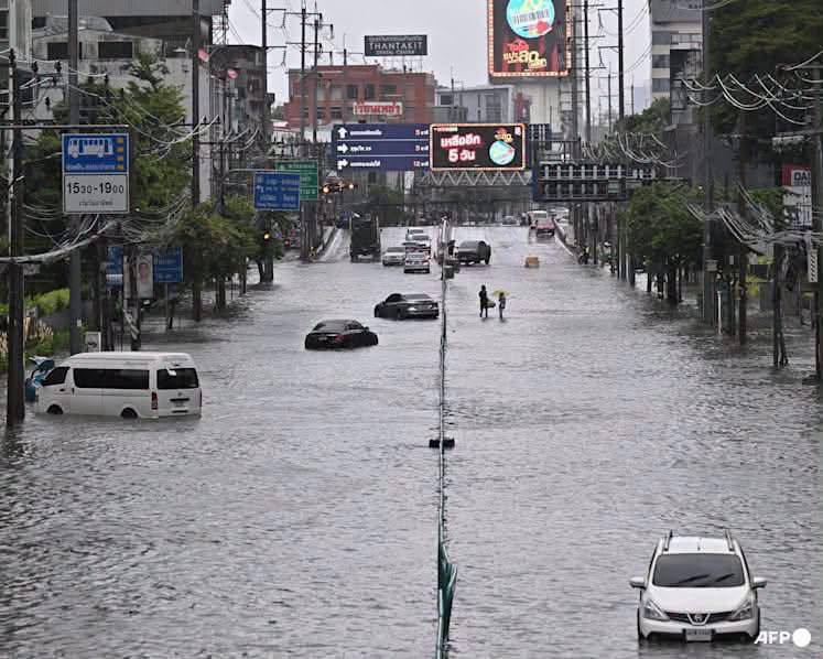 曼谷遭遇强降雨引发严重内涝。据曼谷市政府防灾减灾指挥部消息,市长差察·西迪汶于当…