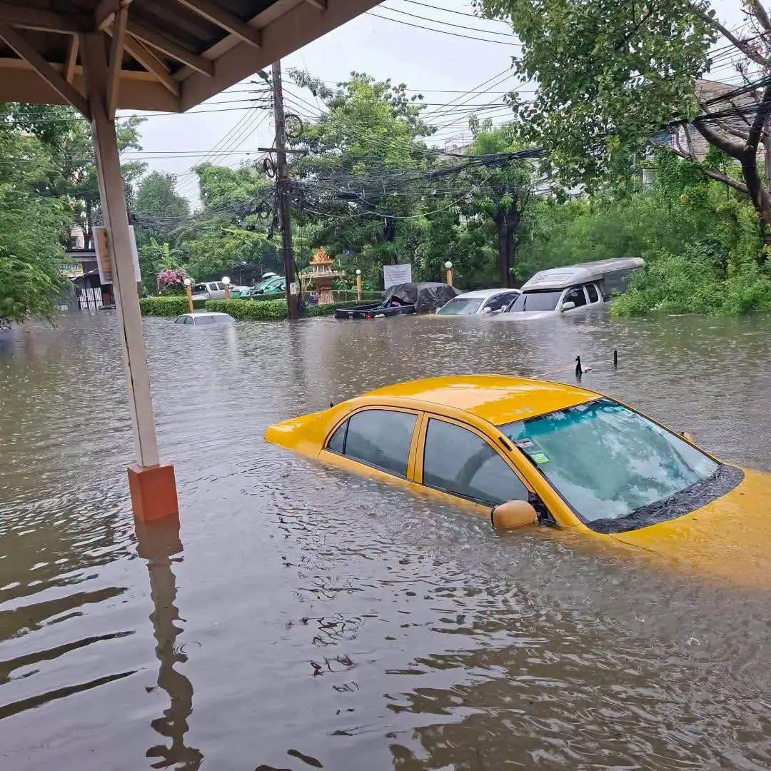 曼谷遭遇强降雨引发严重内涝。据曼谷市政府防灾减灾指挥部消息,市长差察·西迪汶于当…