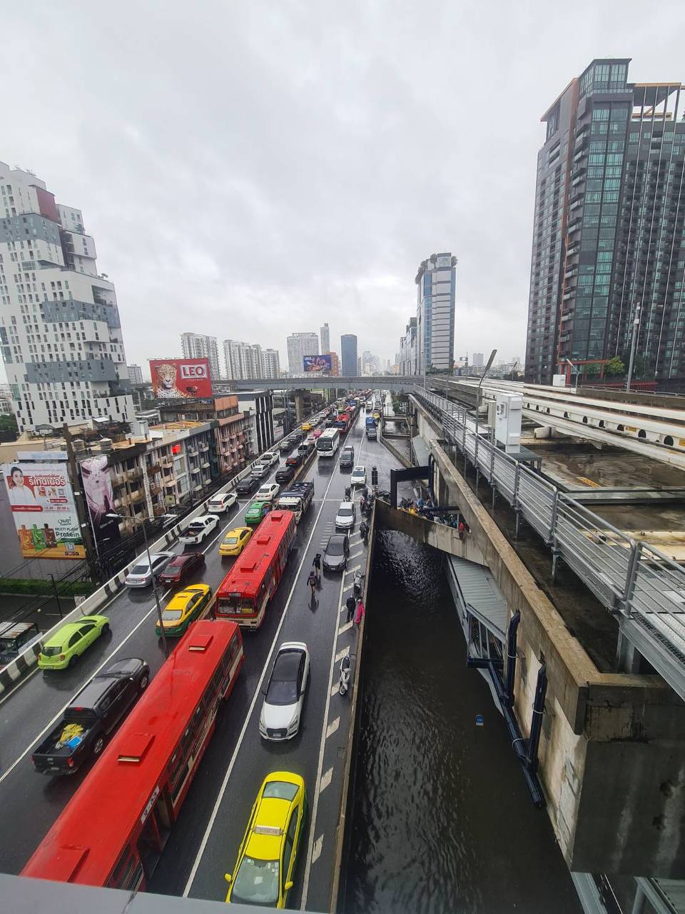 曼谷遭遇强降雨引发严重内涝。据曼谷市政府防灾减灾指挥部消息,市长差察·西迪汶于当…