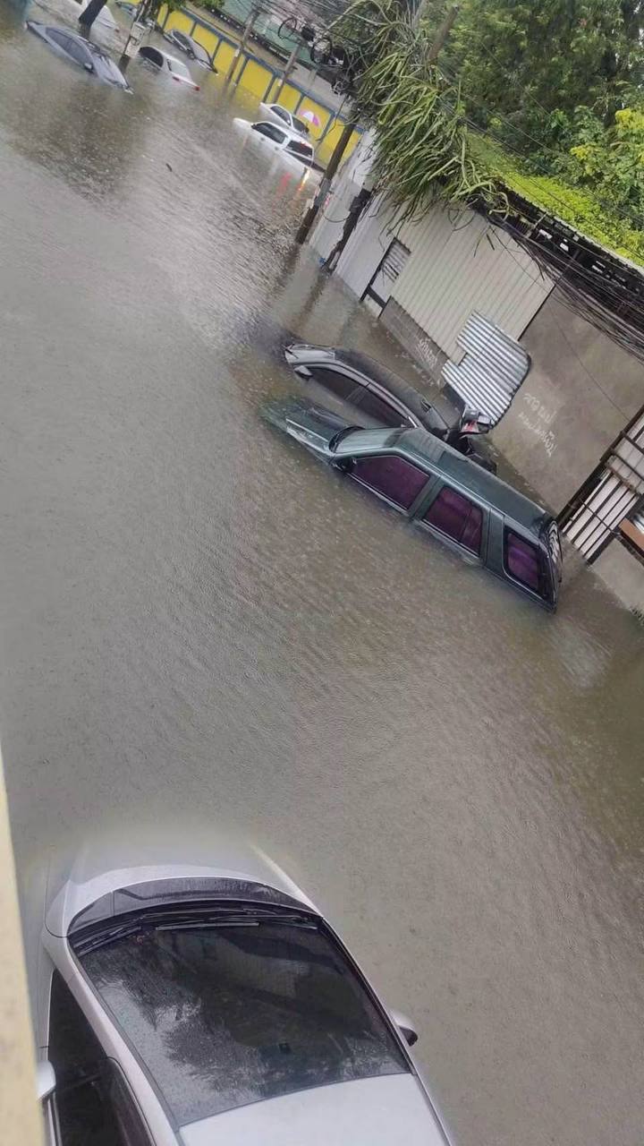 曼谷遭遇强降雨引发严重内涝。据曼谷市政府防灾减灾指挥部消息,市长差察·西迪汶于当…
