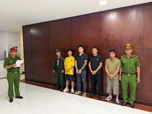 越南胡志明市新山国际机场近日查获4名中国籍男子走私香烟。警方在其托运行李中发现藏…
