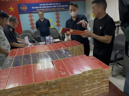 越南胡志明市新山国际机场近日查获4名中国籍男子走私香烟。警方在其托运行李中发现藏…