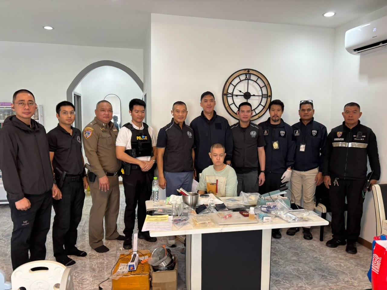 泰国移民局联合消费者保护警察局在春武里府一处民宅查获地下制毒窝点，当场逮捕42岁…