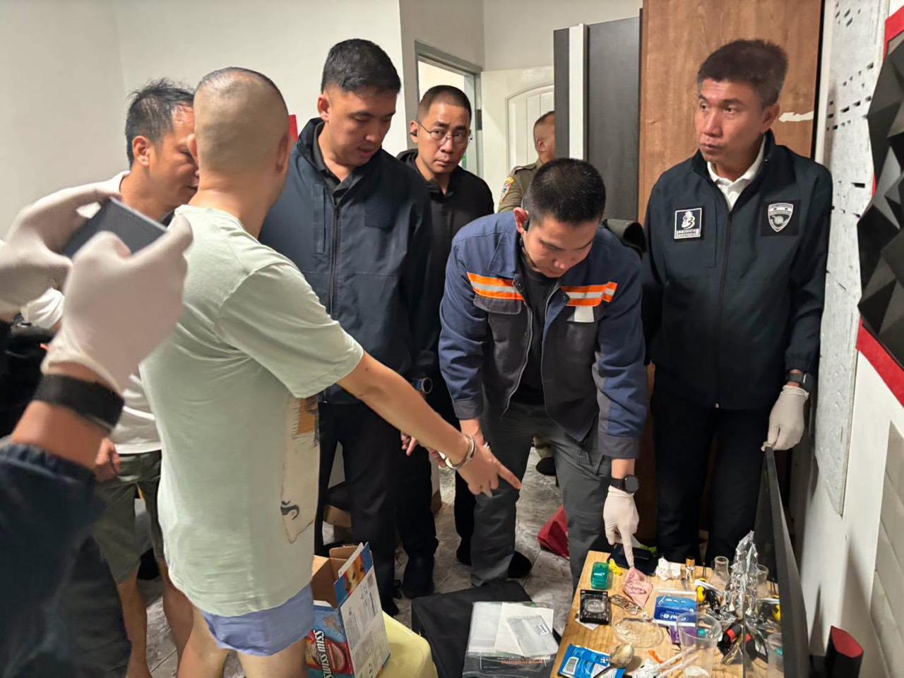 泰国移民局联合消费者保护警察局在春武里府一处民宅查获地下制毒窝点，当场逮捕42岁…