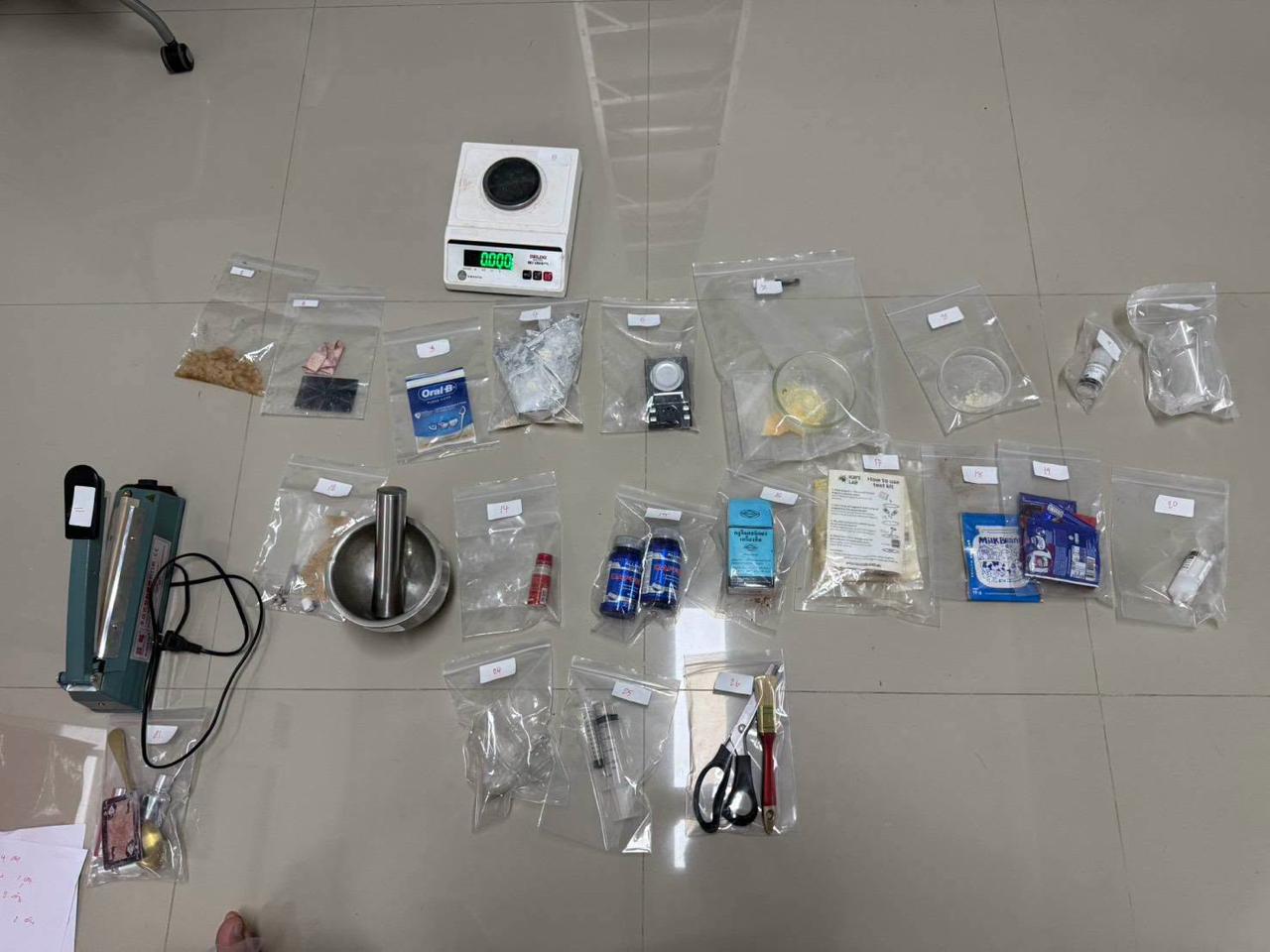 泰国移民局联合消费者保护警察局在春武里府一处民宅查获地下制毒窝点，当场逮捕42岁…