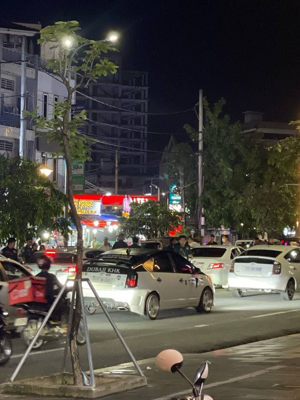 有网友投稿称，西港海边十字路口附近多栋楼房有警察正在开展检查，现场警力较多，提醒…