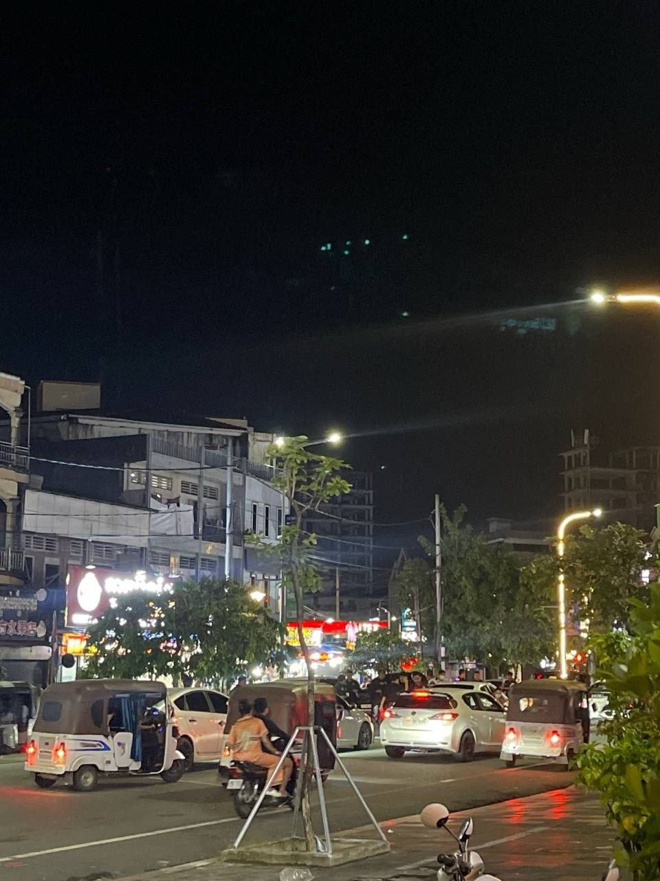 有网友投稿称，西港海边十字路口附近多栋楼房有警察正在开展检查，现场警力较多，提醒…