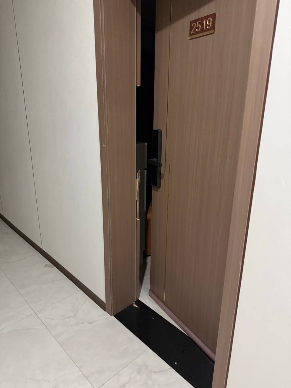 据群友反馈,西港万龙公寓当日突现宪兵队行动,执法人员精准进入公寓,强行破门后带走…