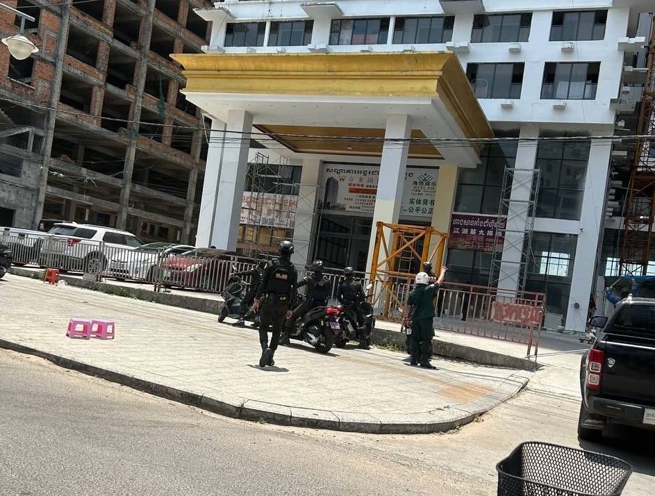 据群友反馈,西港万龙公寓当日突现宪兵队行动,执法人员精准进入公寓,强行破门后带走…
