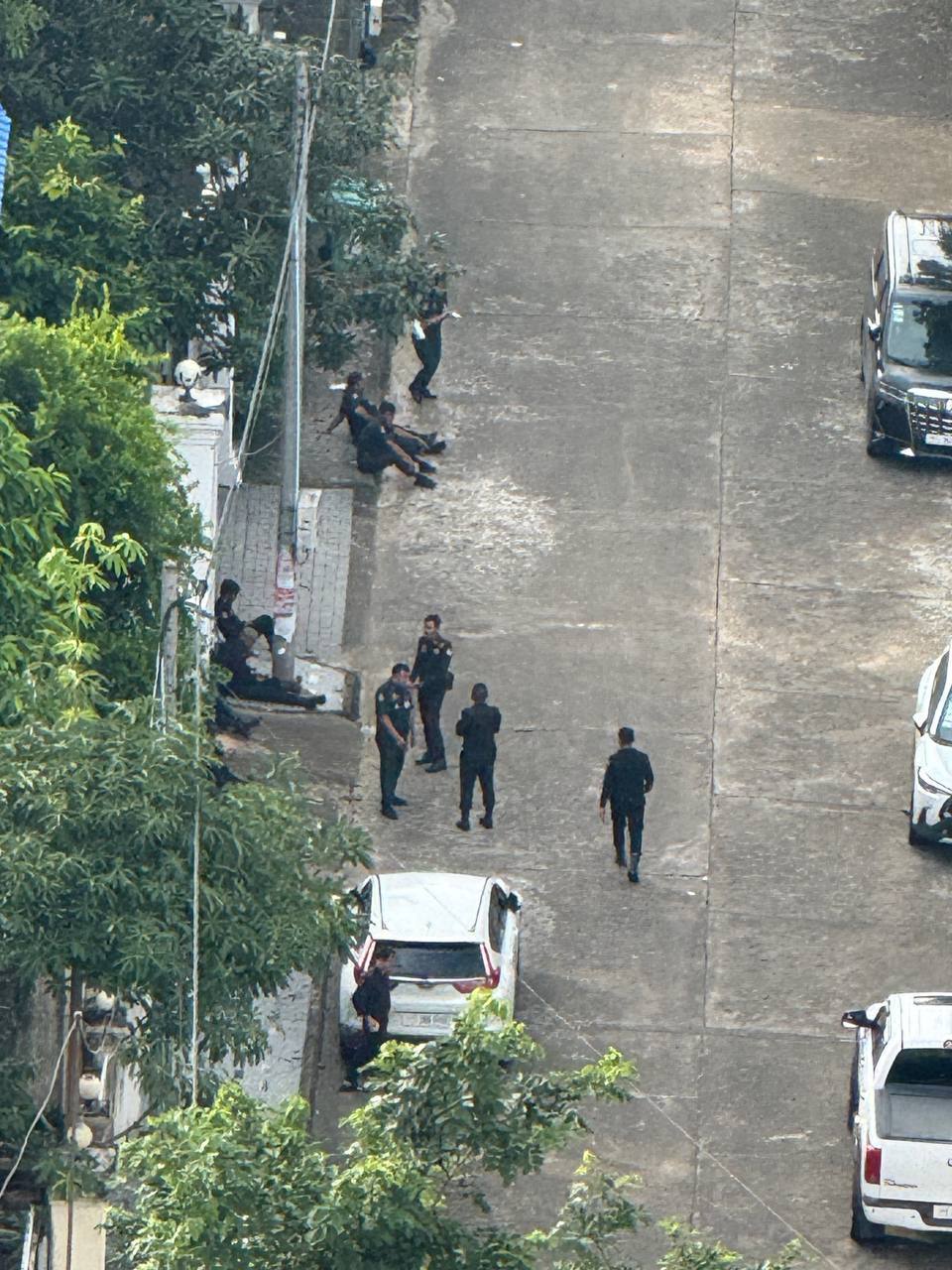 西港一处编号为O5的别墅遭宪兵突击检查，以调查其是否涉及网络诈骗活动。